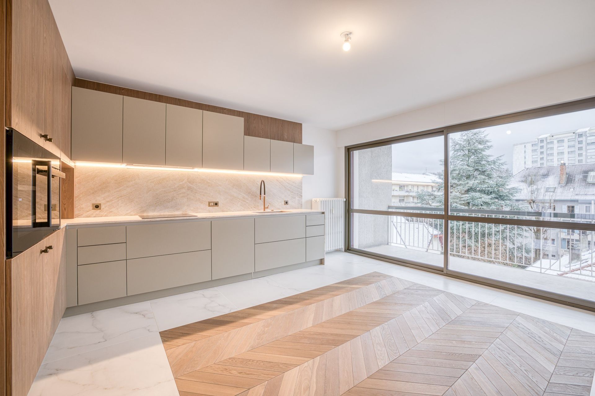 luxury apartment 5 Rooms for sale on ANNECY (74000)