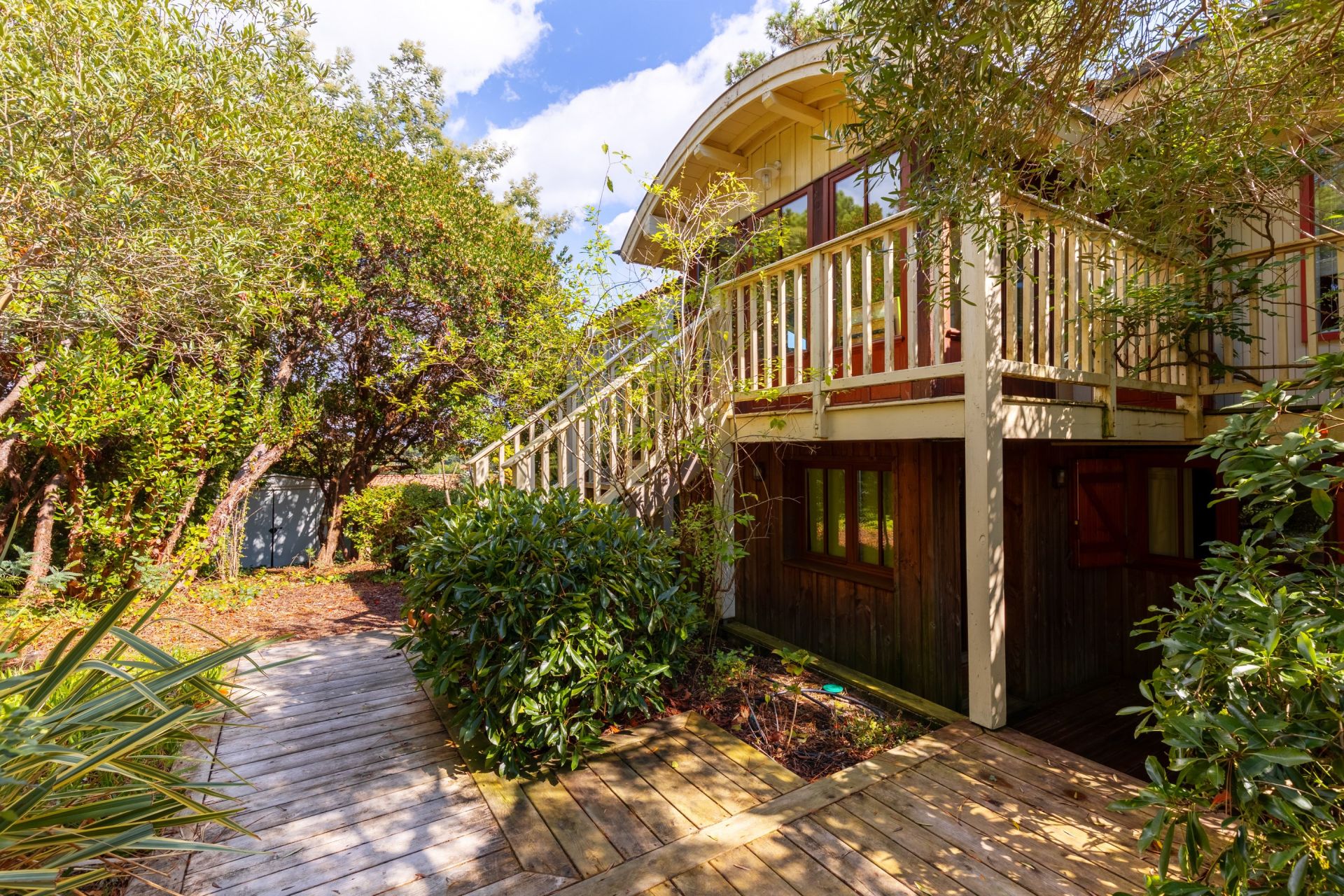luxury house 8 Rooms for sale on CAP FERRET (33970)