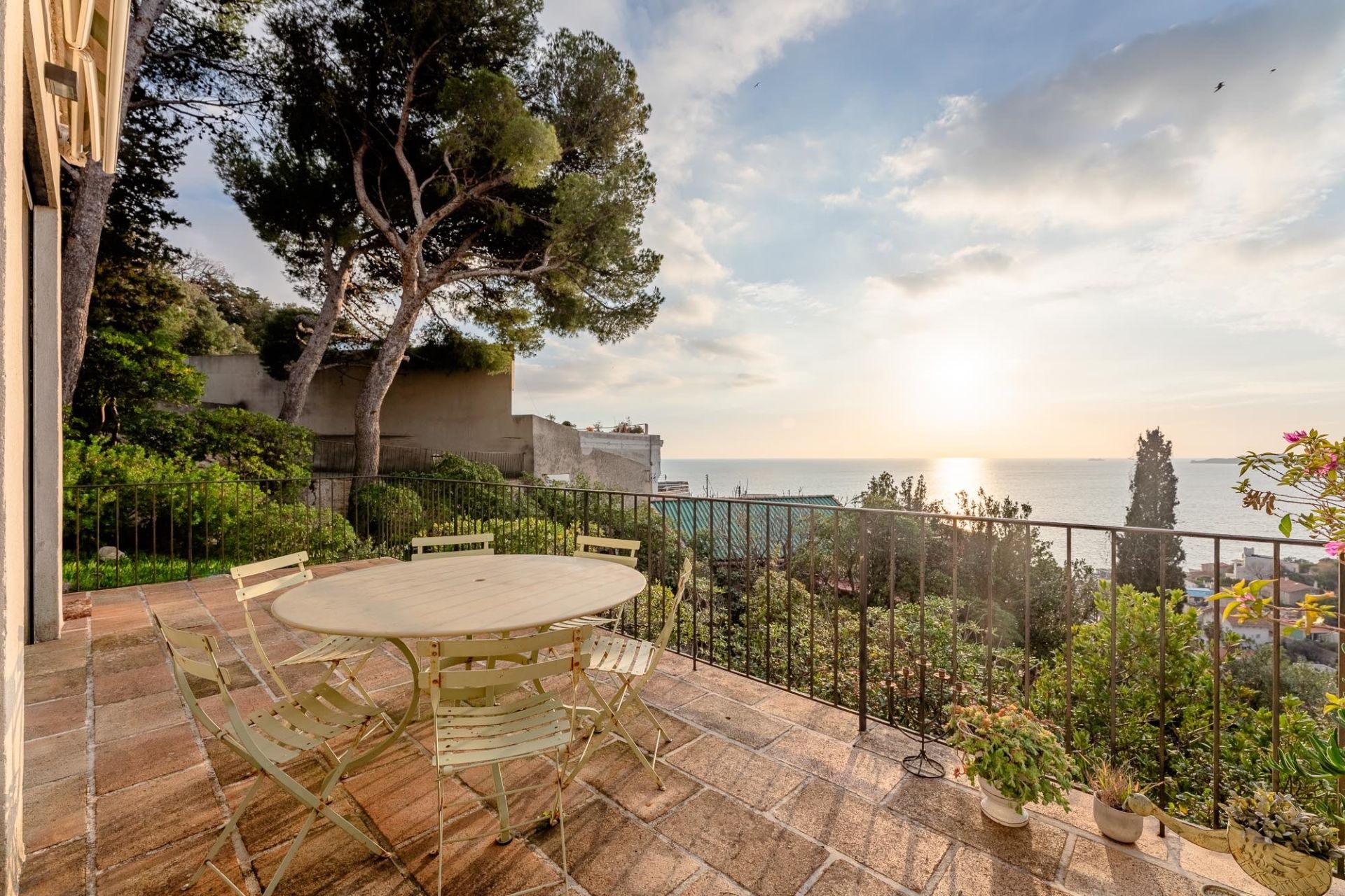 luxury house 6 Rooms for sale on MARSEILLE (13007)