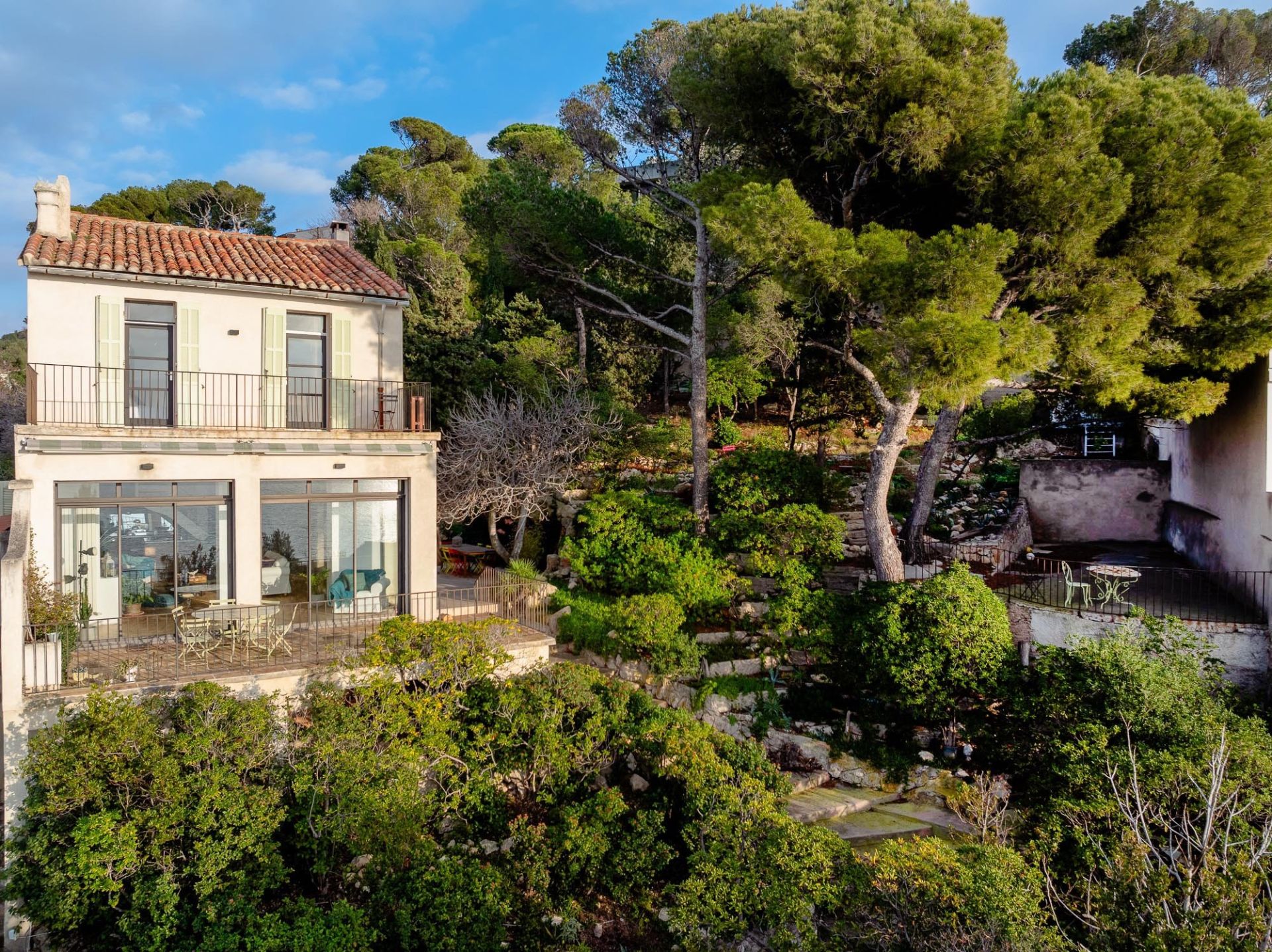 luxury house 6 Rooms for sale on MARSEILLE (13007)