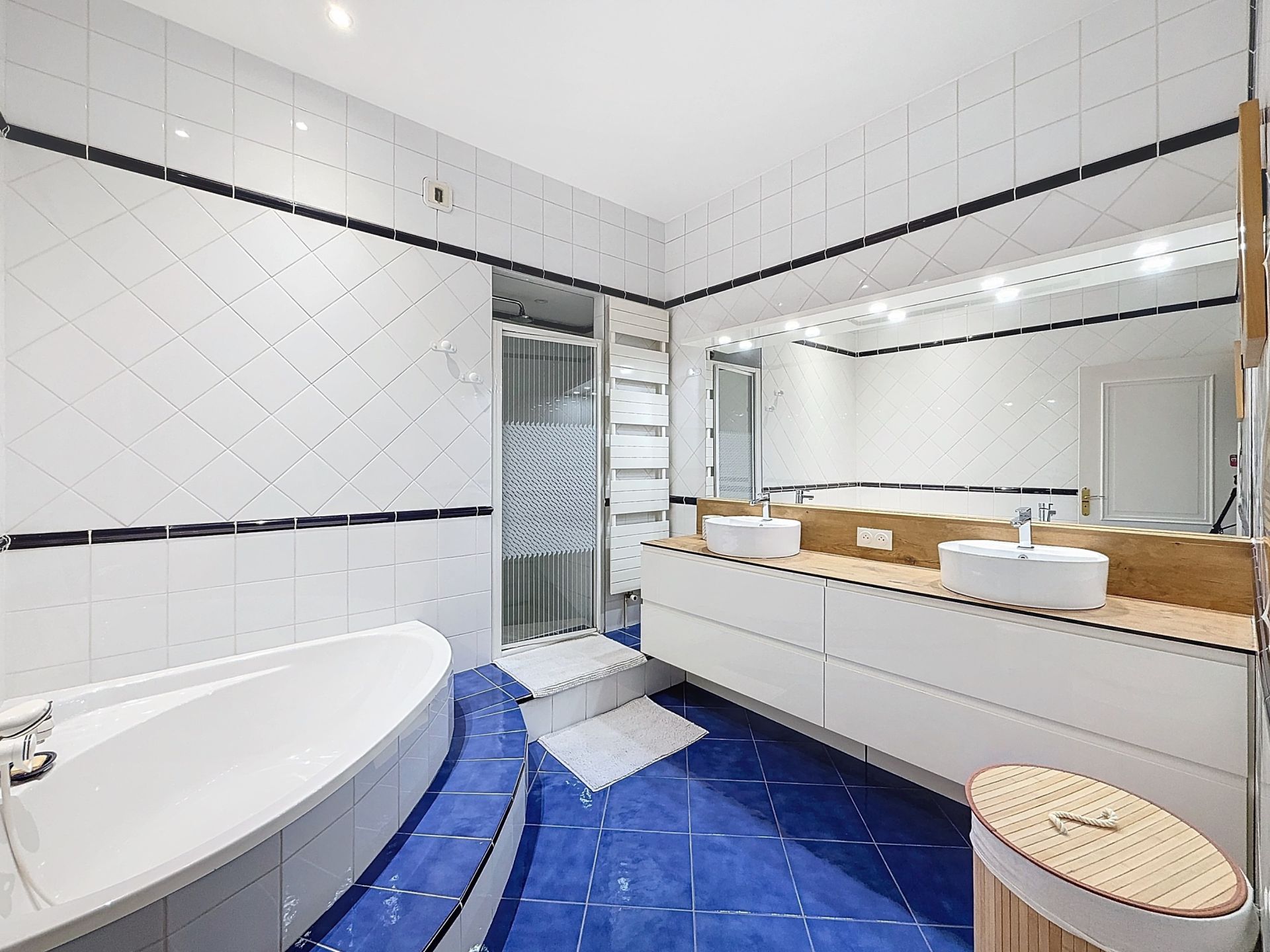 luxury apartment 5 Rooms for sale on STE FOY LES LYON (69110)