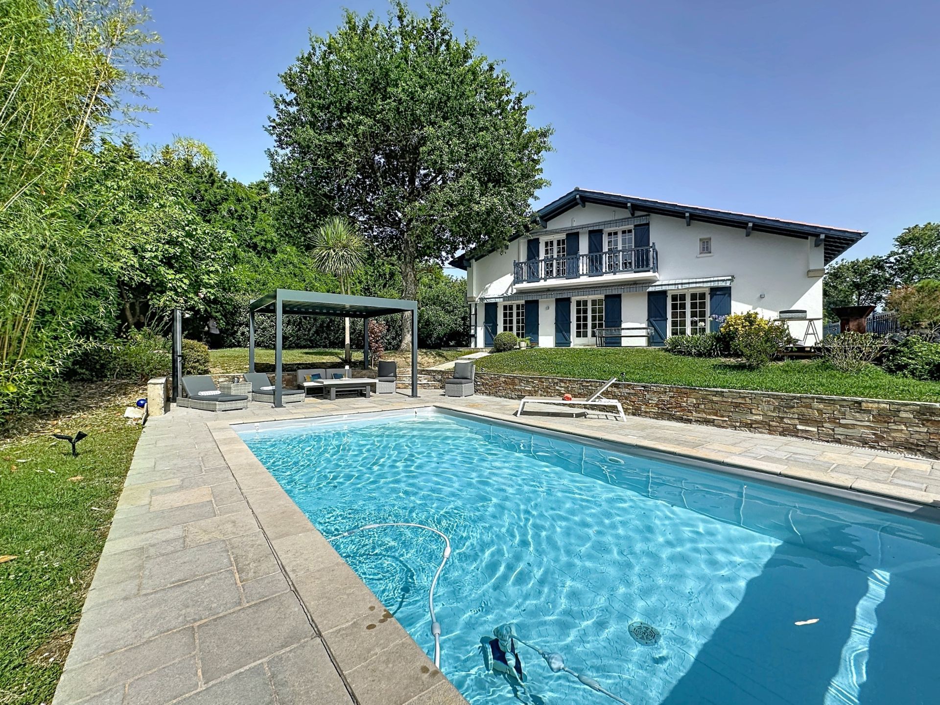 luxury house 7 Rooms for sale on ARBONNE (64210)