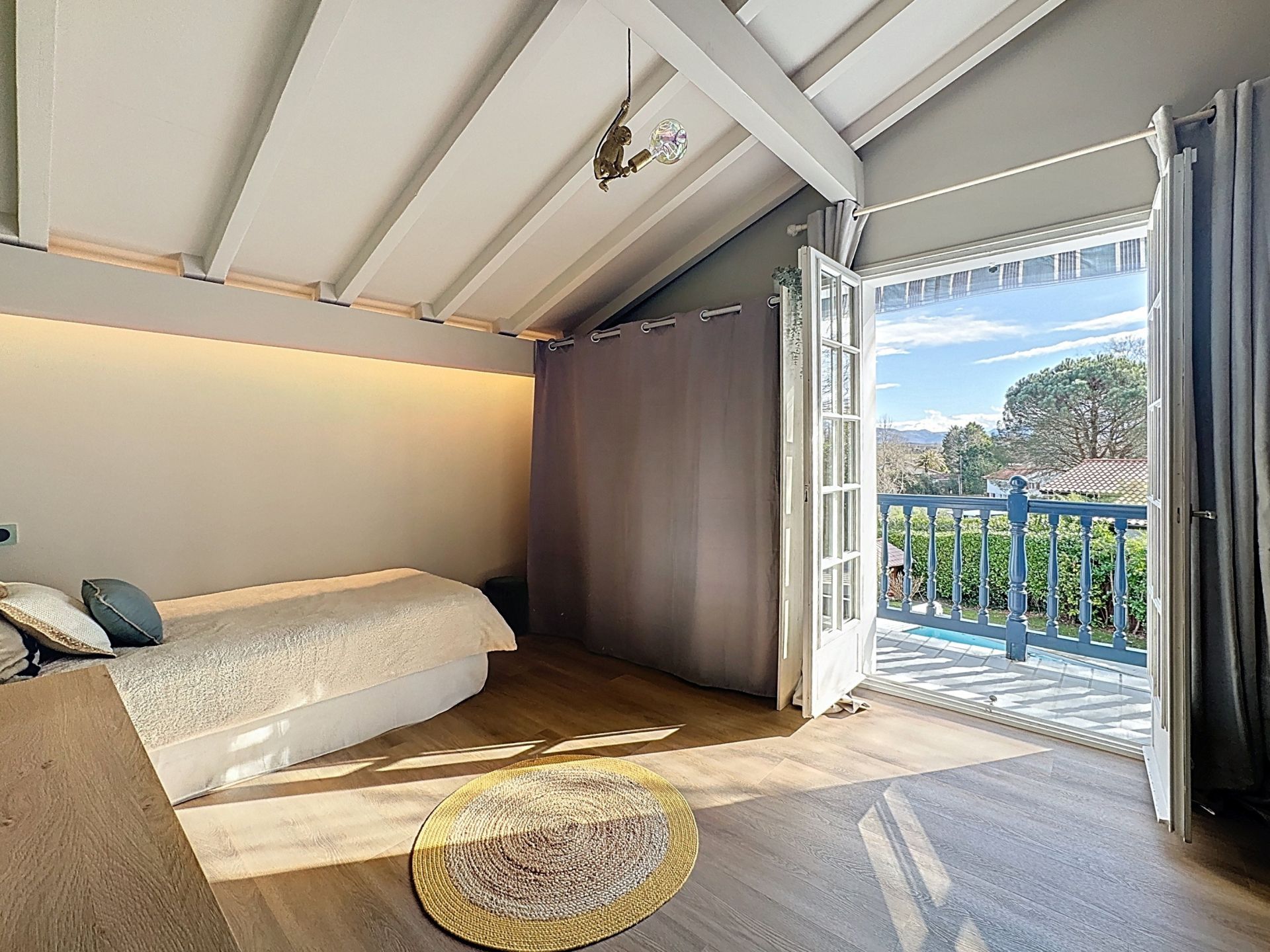 luxury house 7 Rooms for sale on ARBONNE (64210)