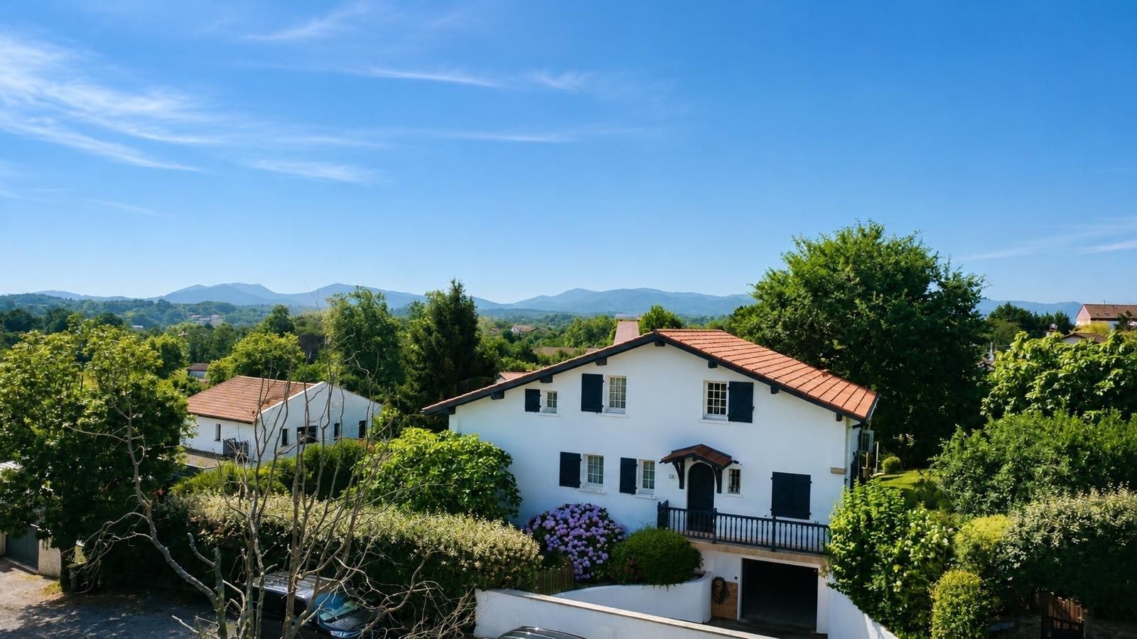 luxury house 7 Rooms for sale on ARBONNE (64210)