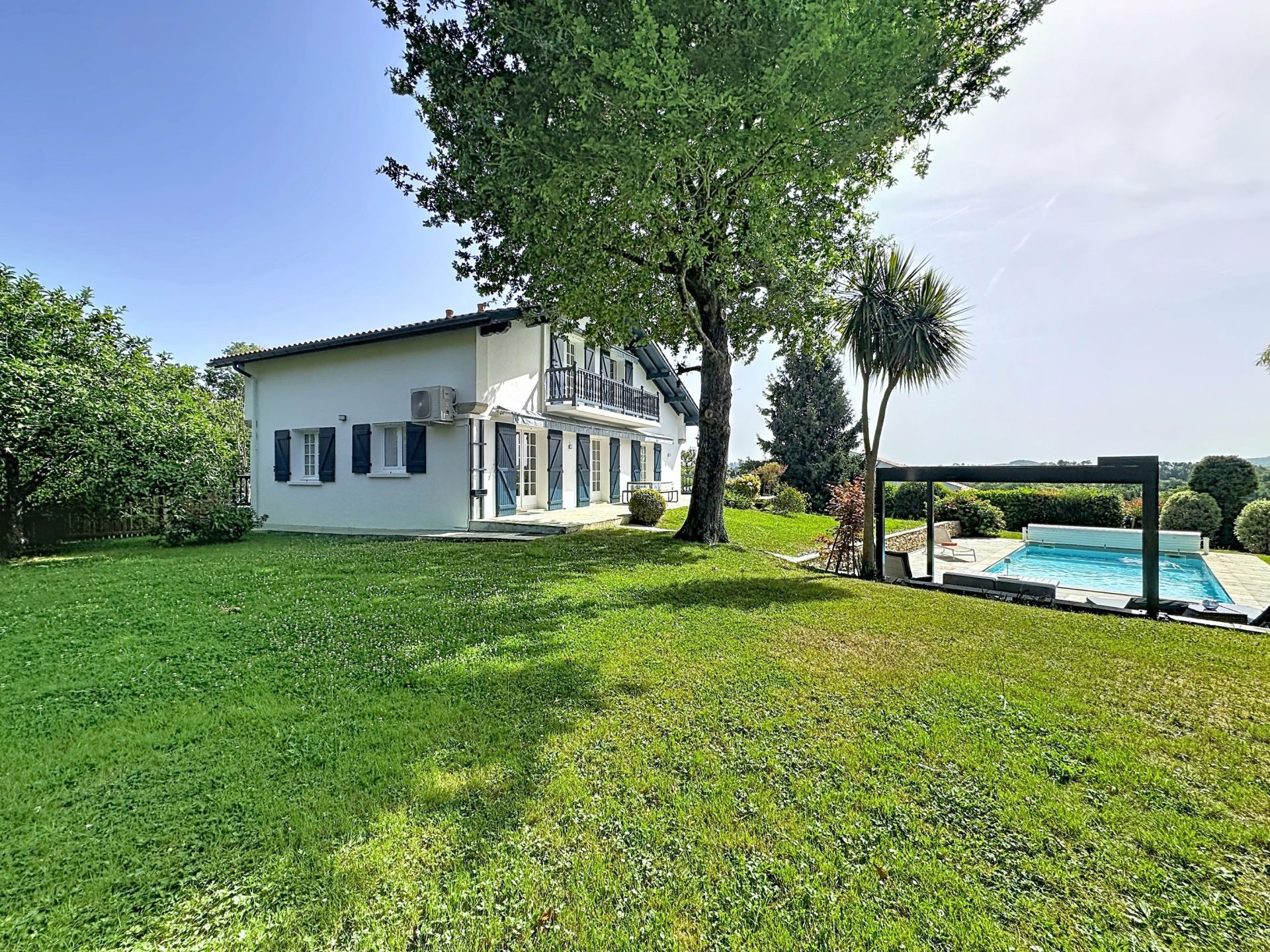 luxury house 7 Rooms for sale on ARBONNE (64210)