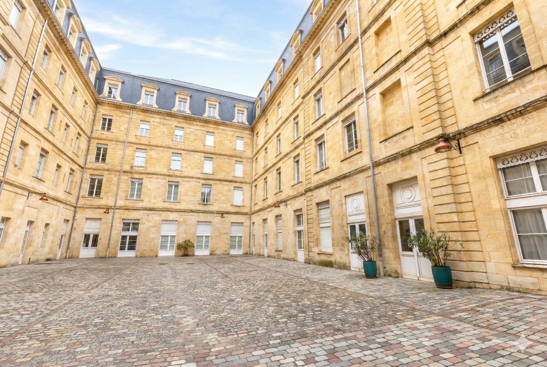 luxury apartment 3 Rooms for sale on BORDEAUX (33000)