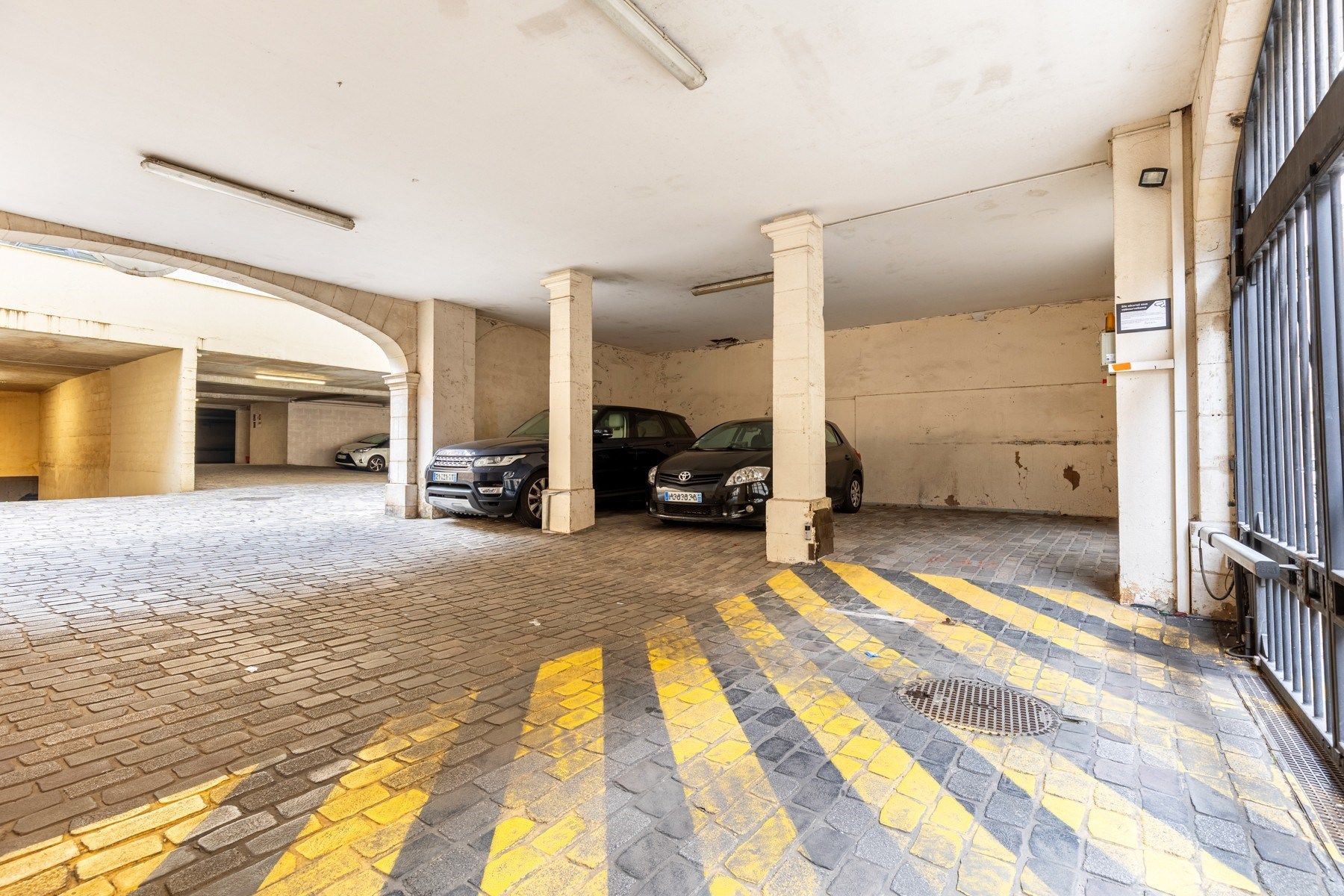 luxury apartment 3 Rooms for sale on BORDEAUX (33000)