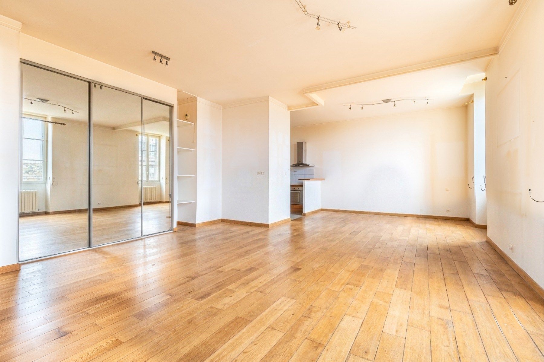 luxury apartment 3 Rooms for sale on BORDEAUX (33000)