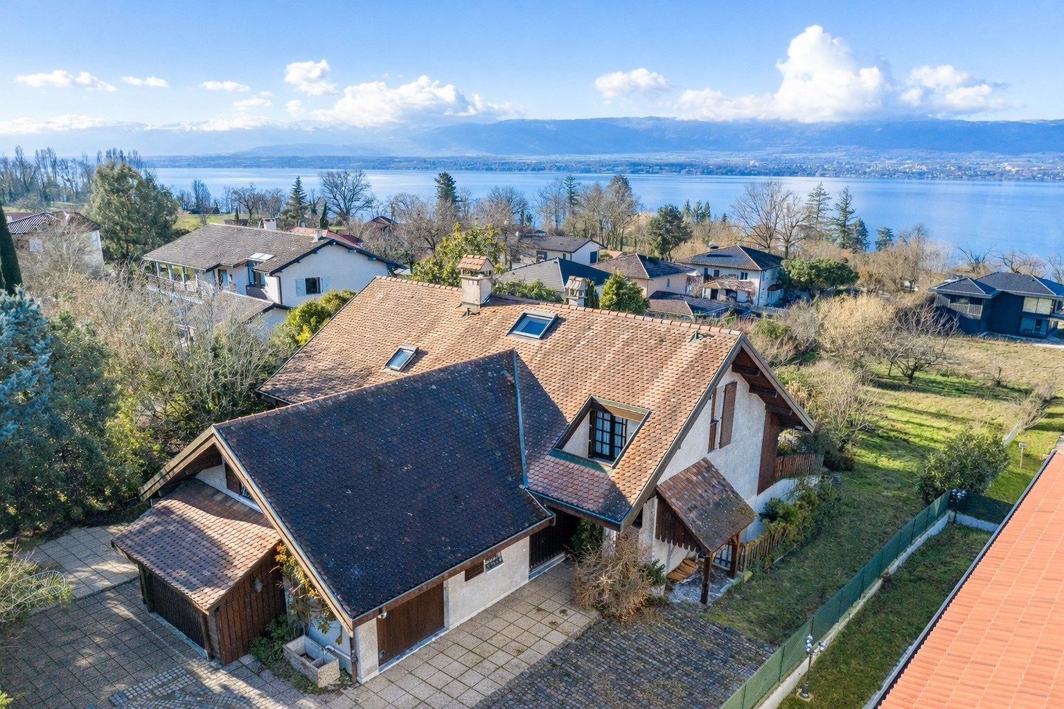 luxury house 8 Rooms for sale on MESSERY (74140)