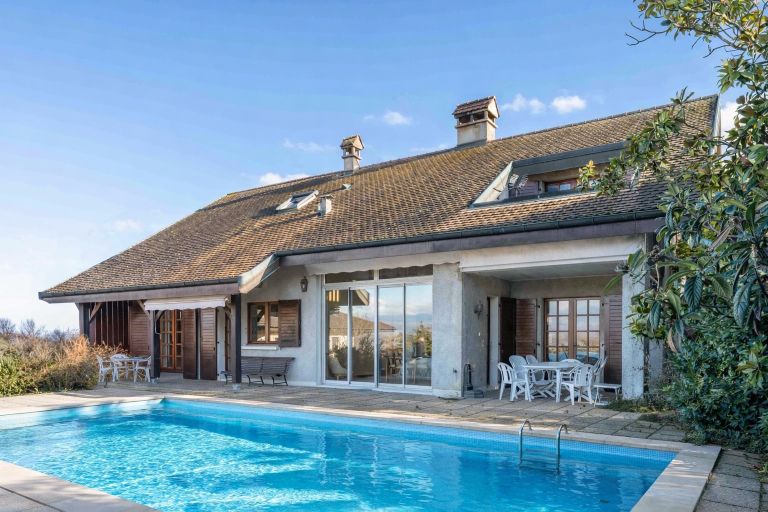 luxury house 8 Rooms for sale on MESSERY (74140)