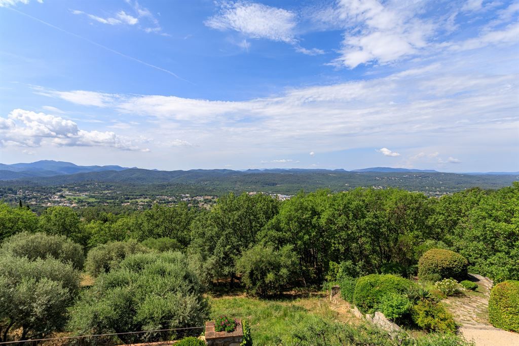 luxury villa 8 Rooms for sale on MONTAUROUX (83440)