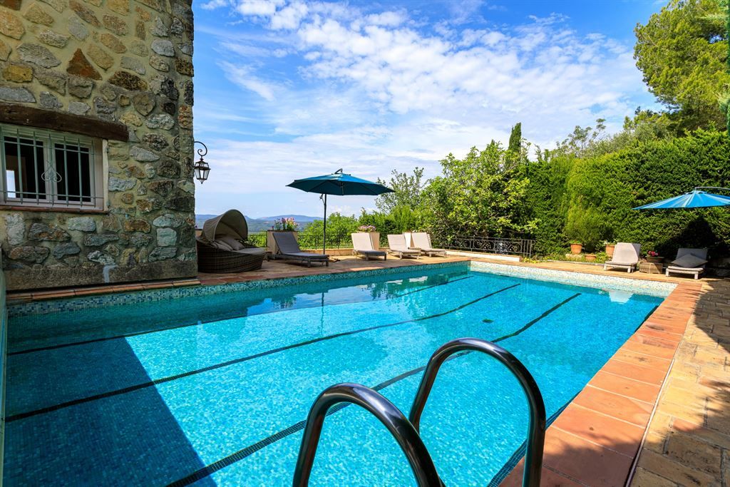 luxury villa 8 Rooms for sale on MONTAUROUX (83440)