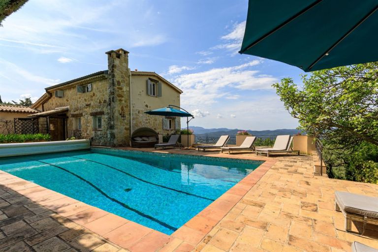luxury villa 8 Rooms for sale on MONTAUROUX (83440)