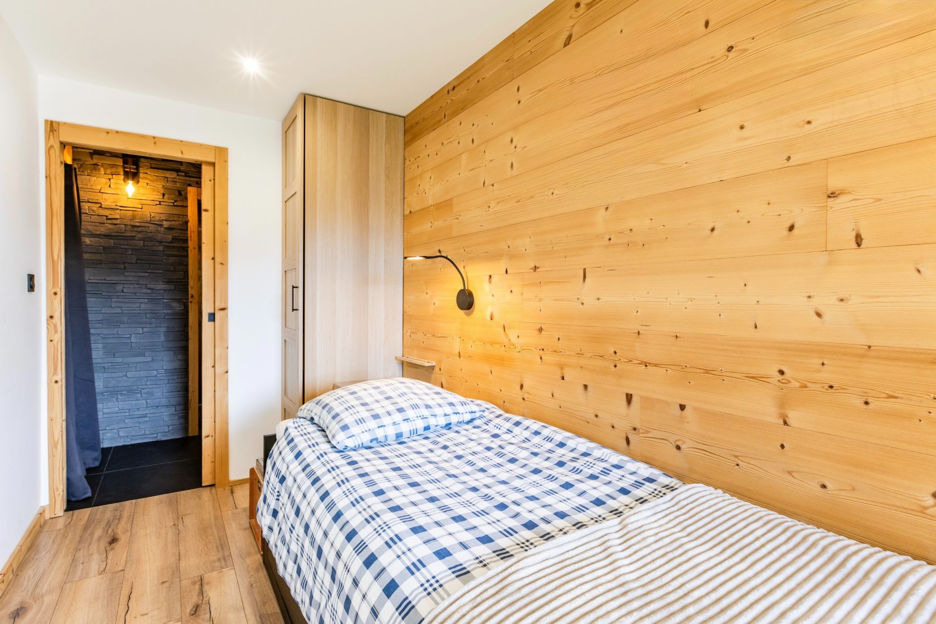 luxury chalet 4 Rooms for sale on L ALPE D HUEZ (38750)