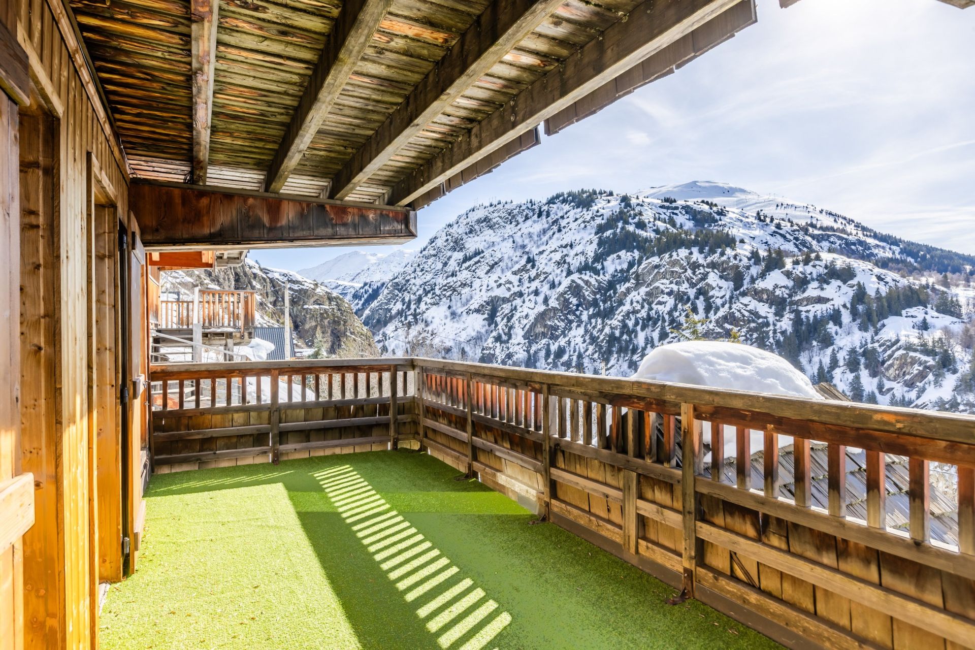 luxury chalet 4 Rooms for sale on L ALPE D HUEZ (38750)