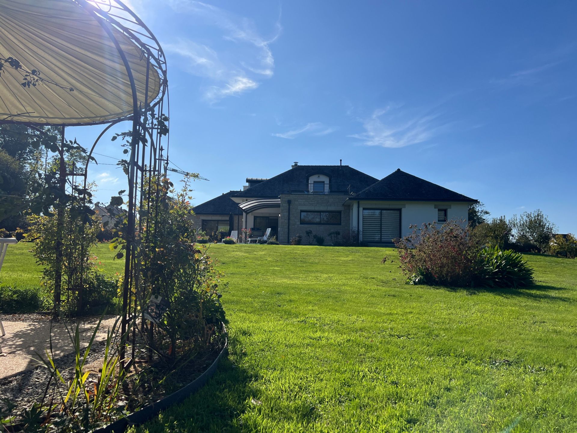 luxury house 7 Rooms for sale on NEVEZ (29920)