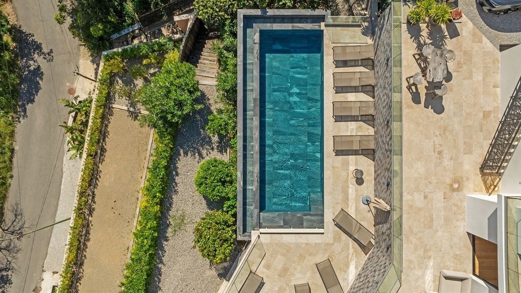 luxury villa 8 Rooms for sale on LES ISSAMBRES (83380)