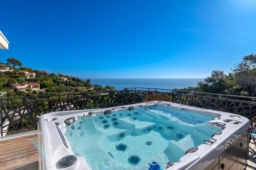 luxury villa 8 Rooms for sale on LES ISSAMBRES (83380)