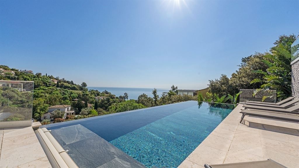 luxury villa 8 Rooms for sale on LES ISSAMBRES (83380)