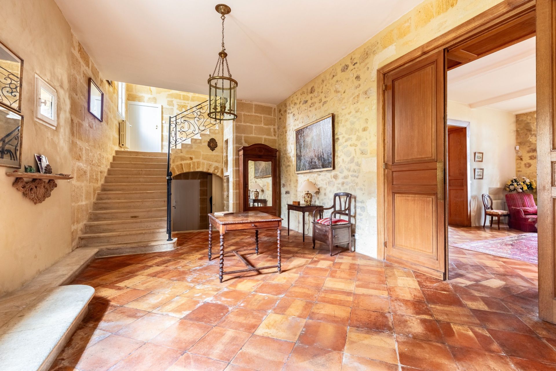 luxury property 16 Rooms for sale on BORDEAUX (33000)