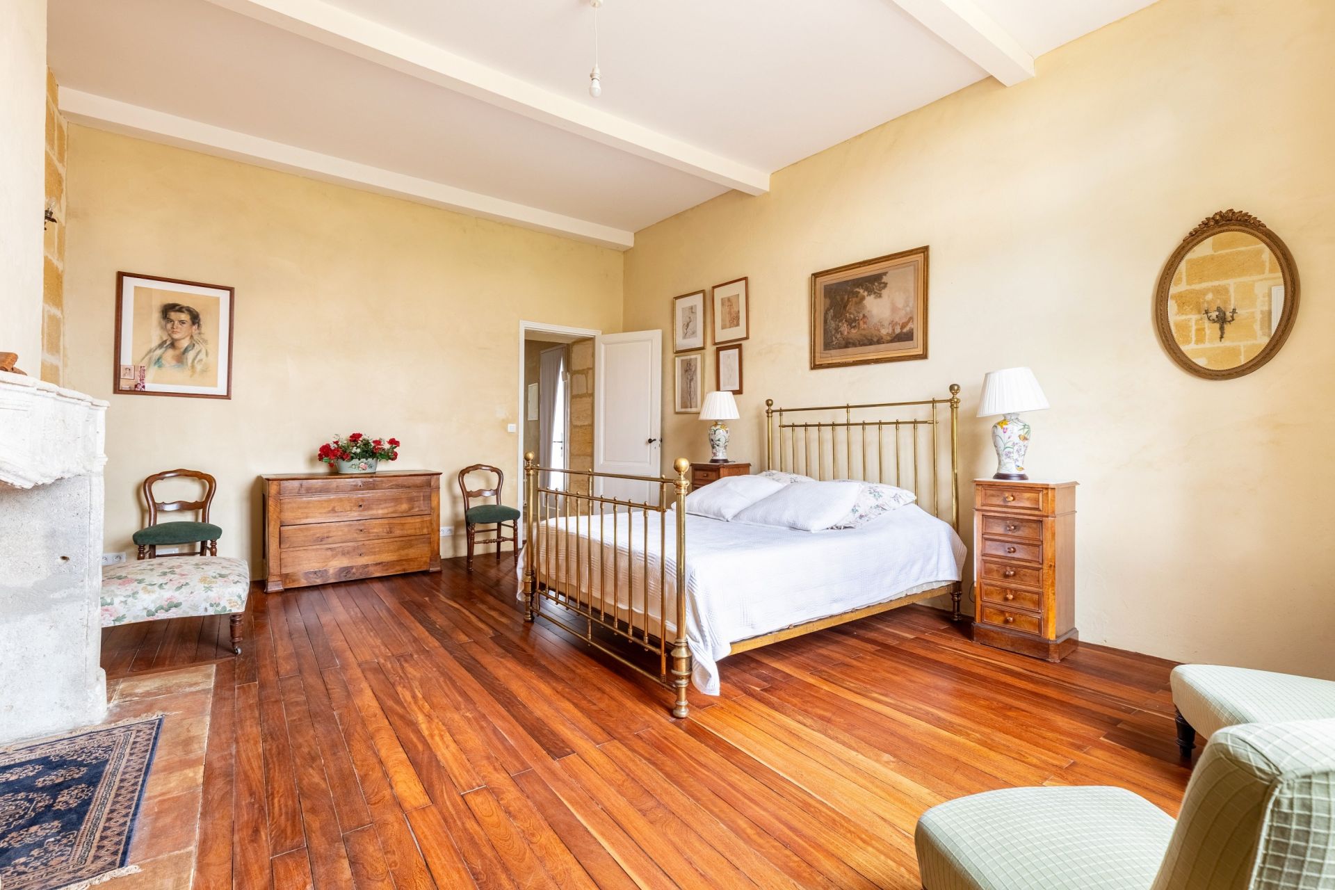 luxury property 16 Rooms for sale on BORDEAUX (33000)