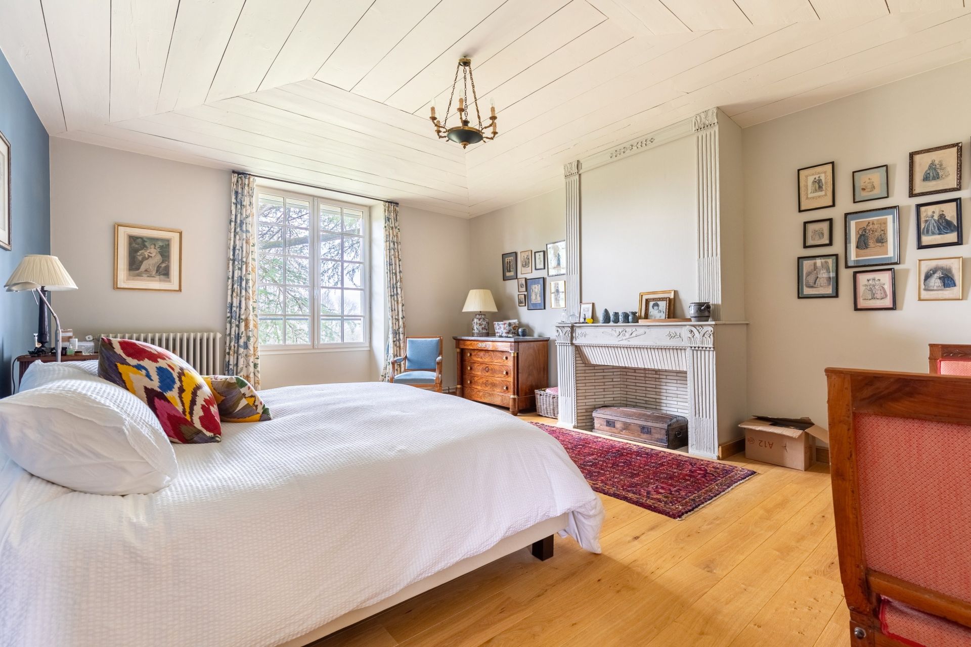 luxury property 16 Rooms for sale on BORDEAUX (33000)