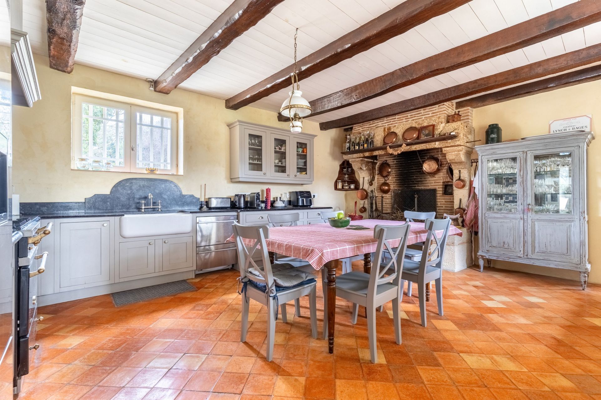 luxury property 16 Rooms for sale on BORDEAUX (33000)