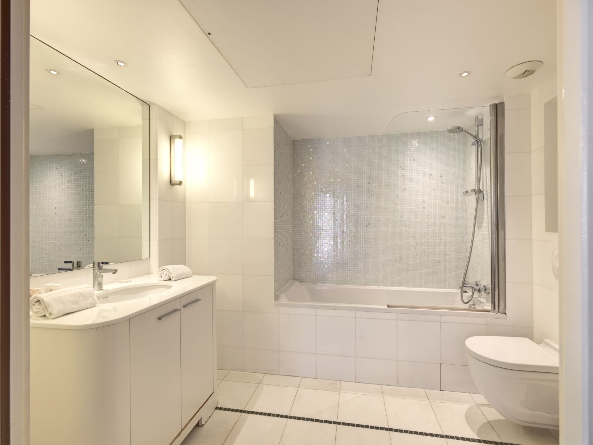 luxury apartment 3 Rooms for sale on CANNES (06400)