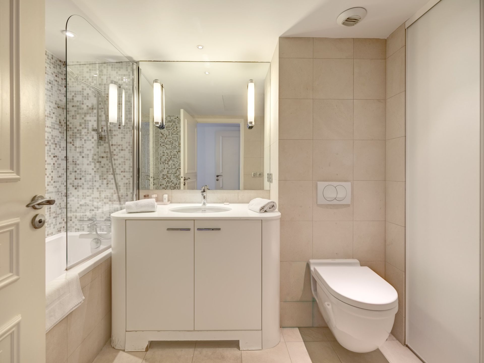 luxury apartment 3 Rooms for sale on CANNES (06400)