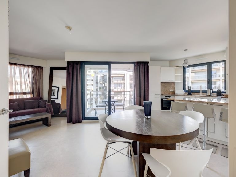 luxury apartment 3 Rooms for sale on CANNES (06400)