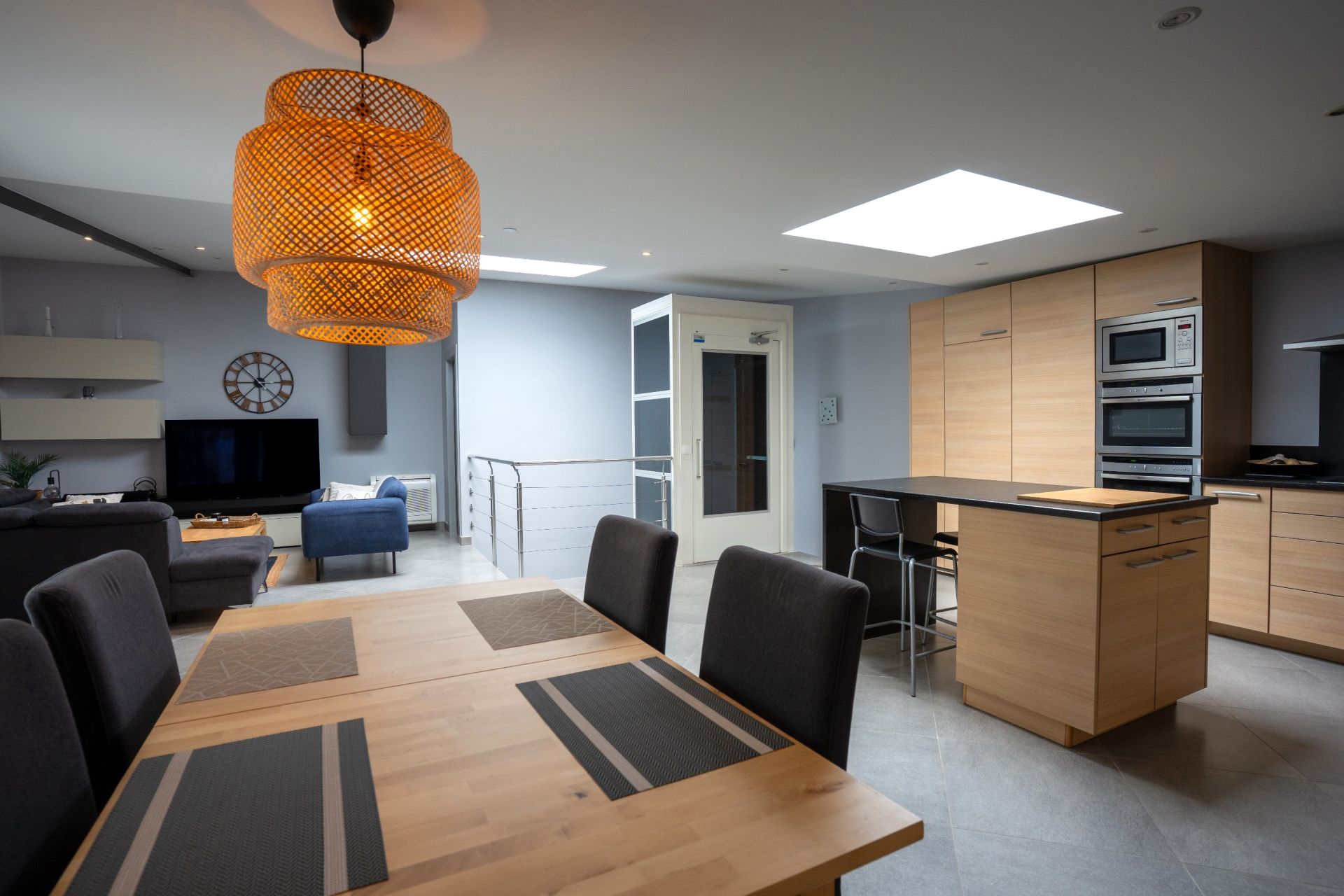 luxury apartment 5 Rooms for sale on HYERES (83400)