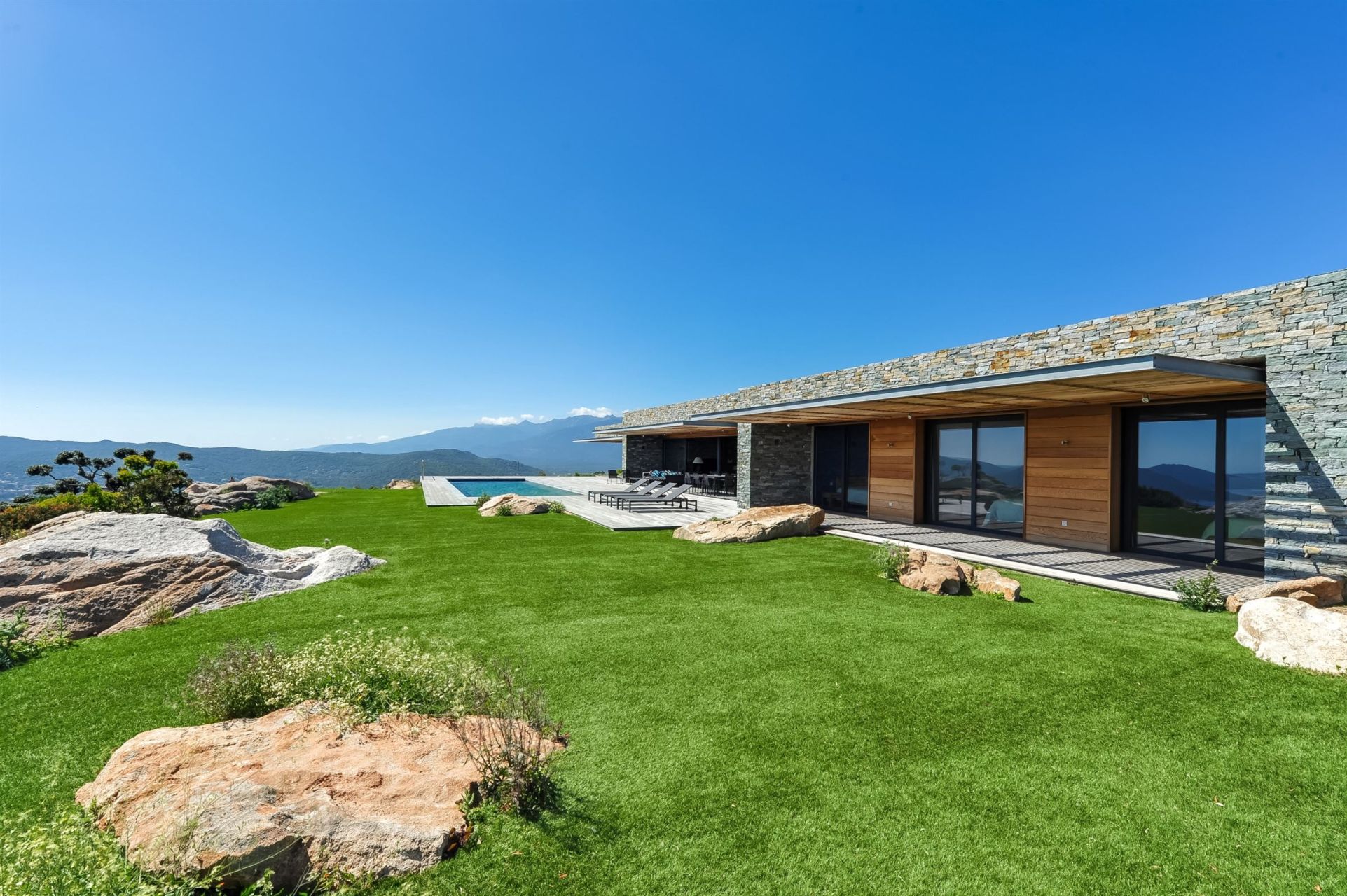 villa de luxe 7 Pièces en location saisonnière sur PORTO VECCHIO (20137)