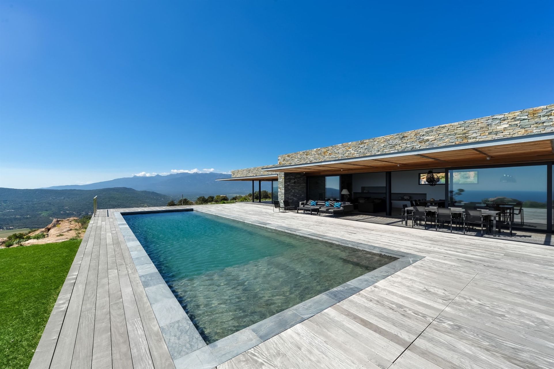 villa de luxe 7 Pièces en location saisonnière sur PORTO VECCHIO (20137)