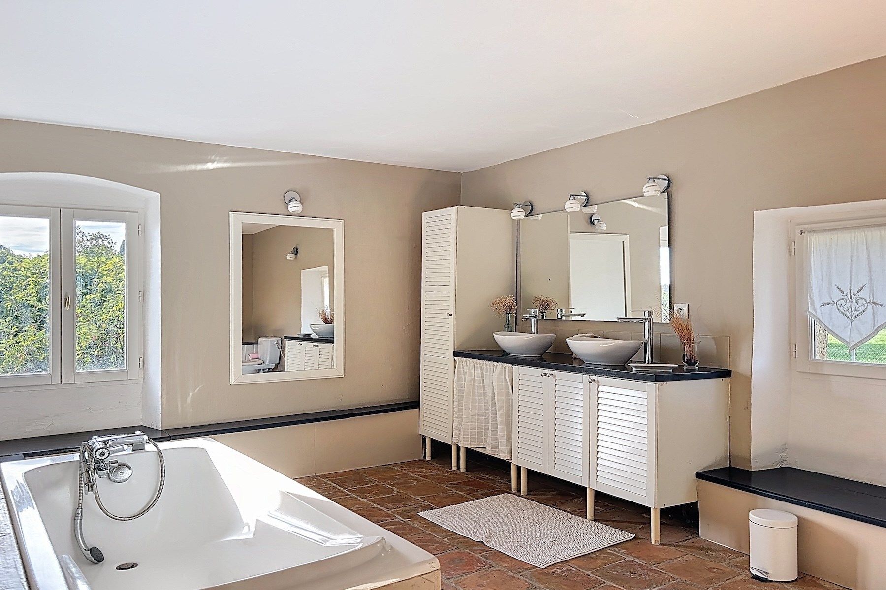 luxury house 7 Rooms for sale on UZES (30700)