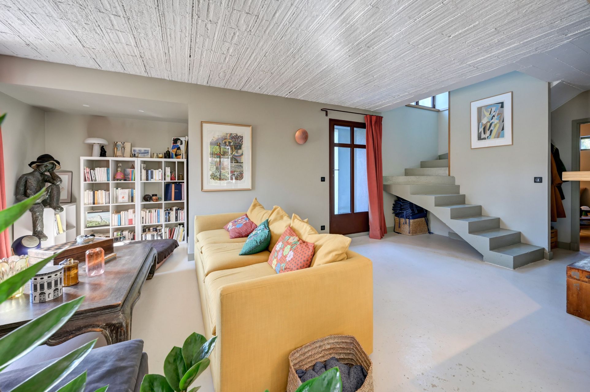 luxury house 6 Rooms for sale on ST REMY DE PROVENCE (13210)