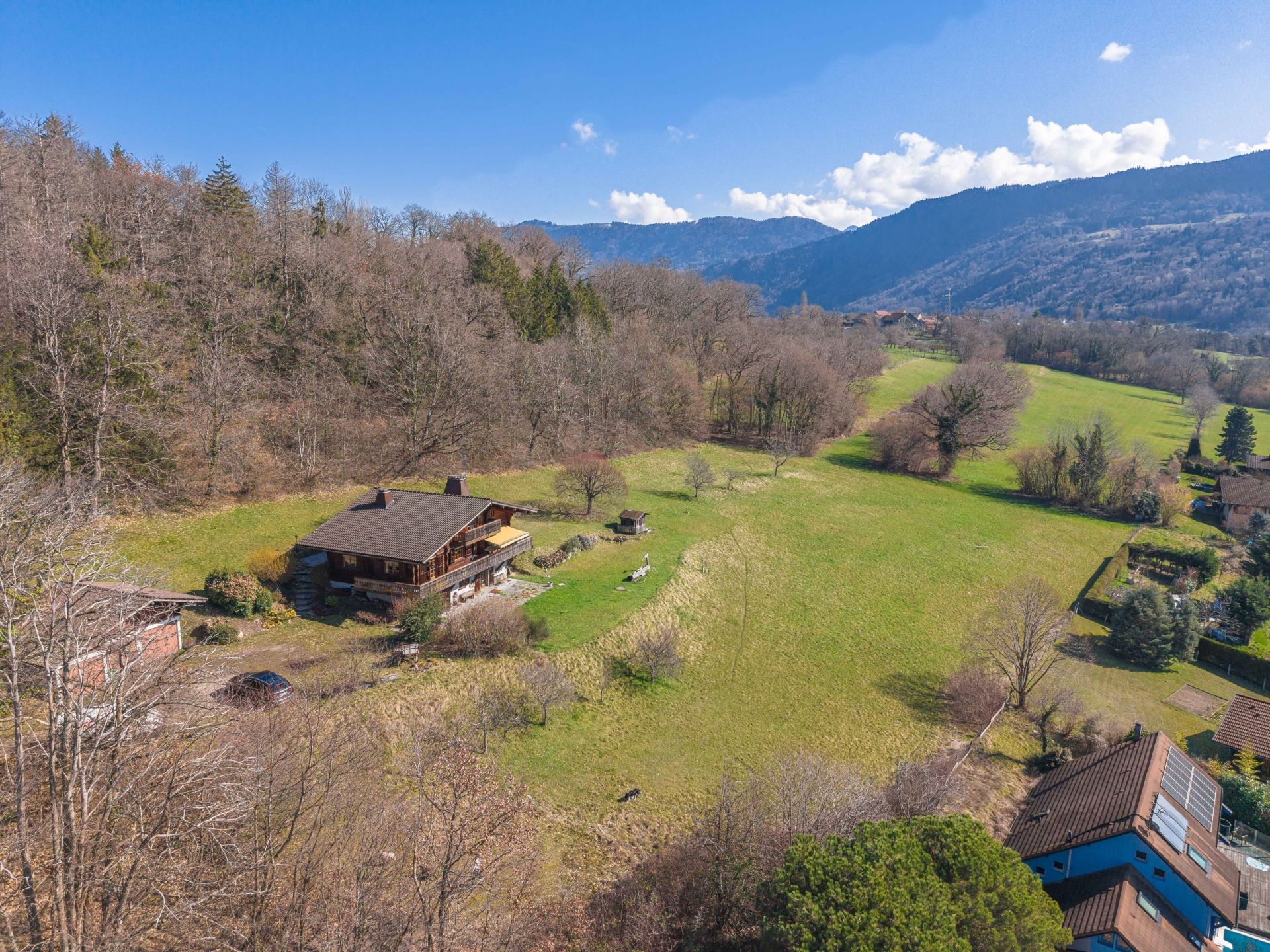 luxury chalet 9 Rooms for sale on PERRIGNIER (74550)