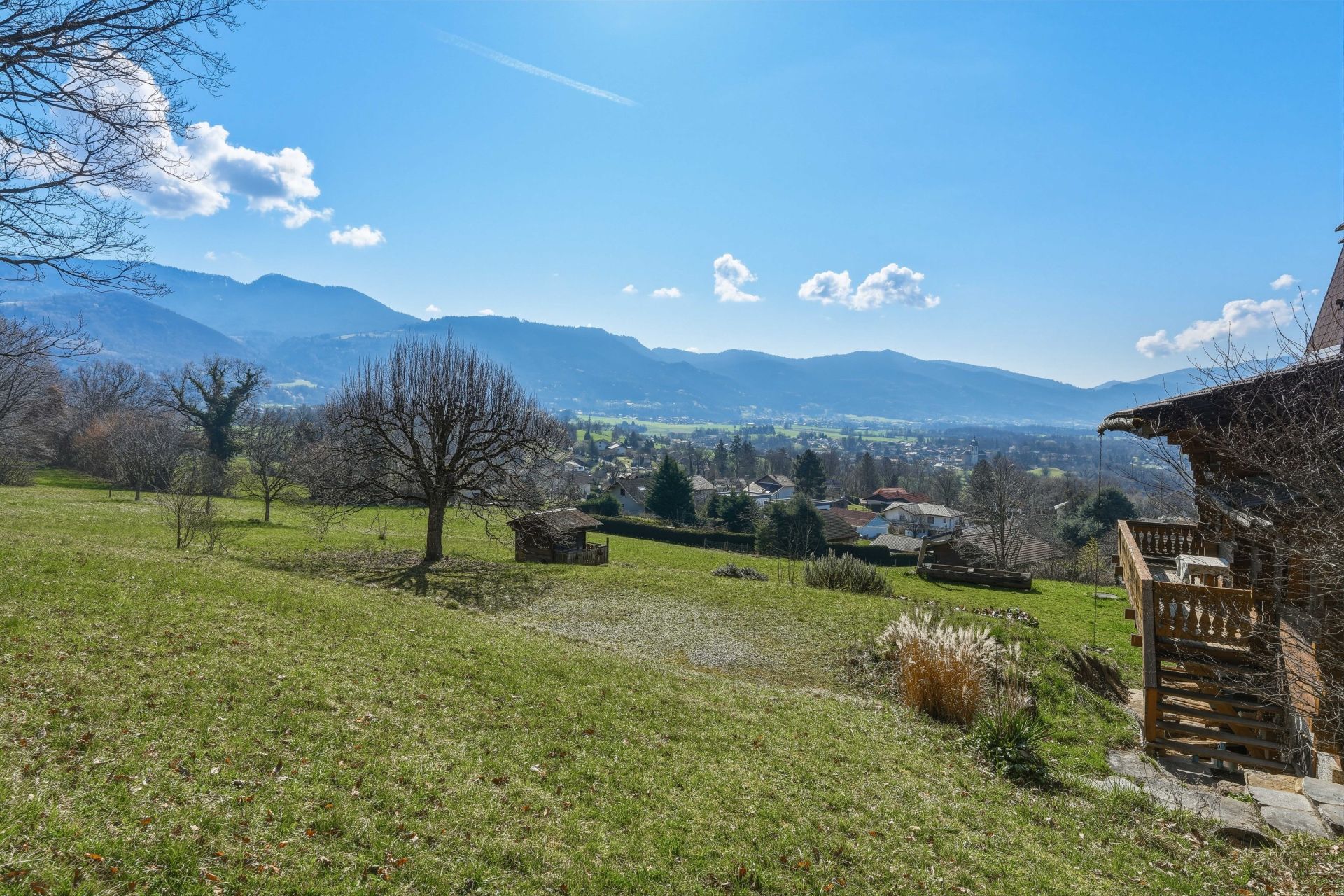 luxury chalet 9 Rooms for sale on PERRIGNIER (74550)