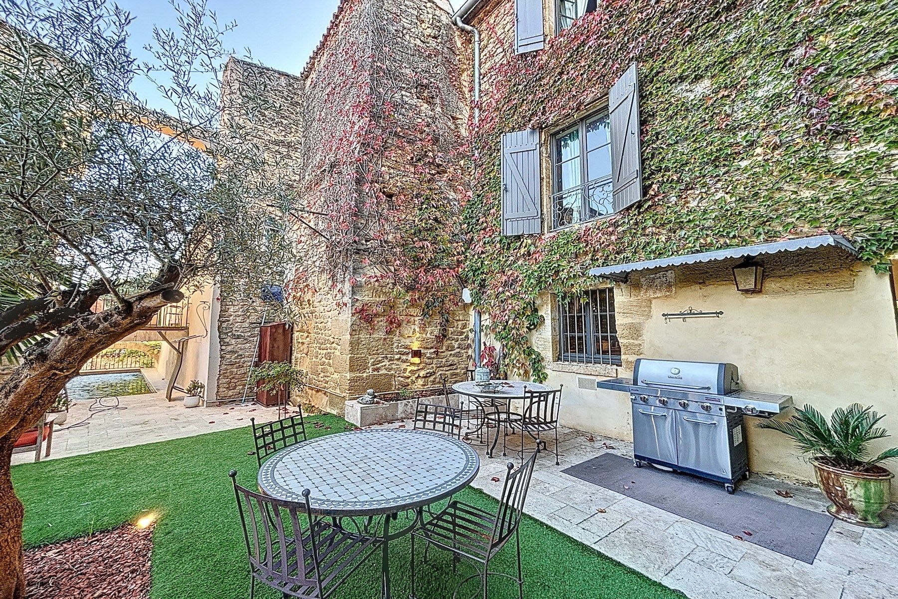 luxury house 9 Rooms for sale on UZES (30700)