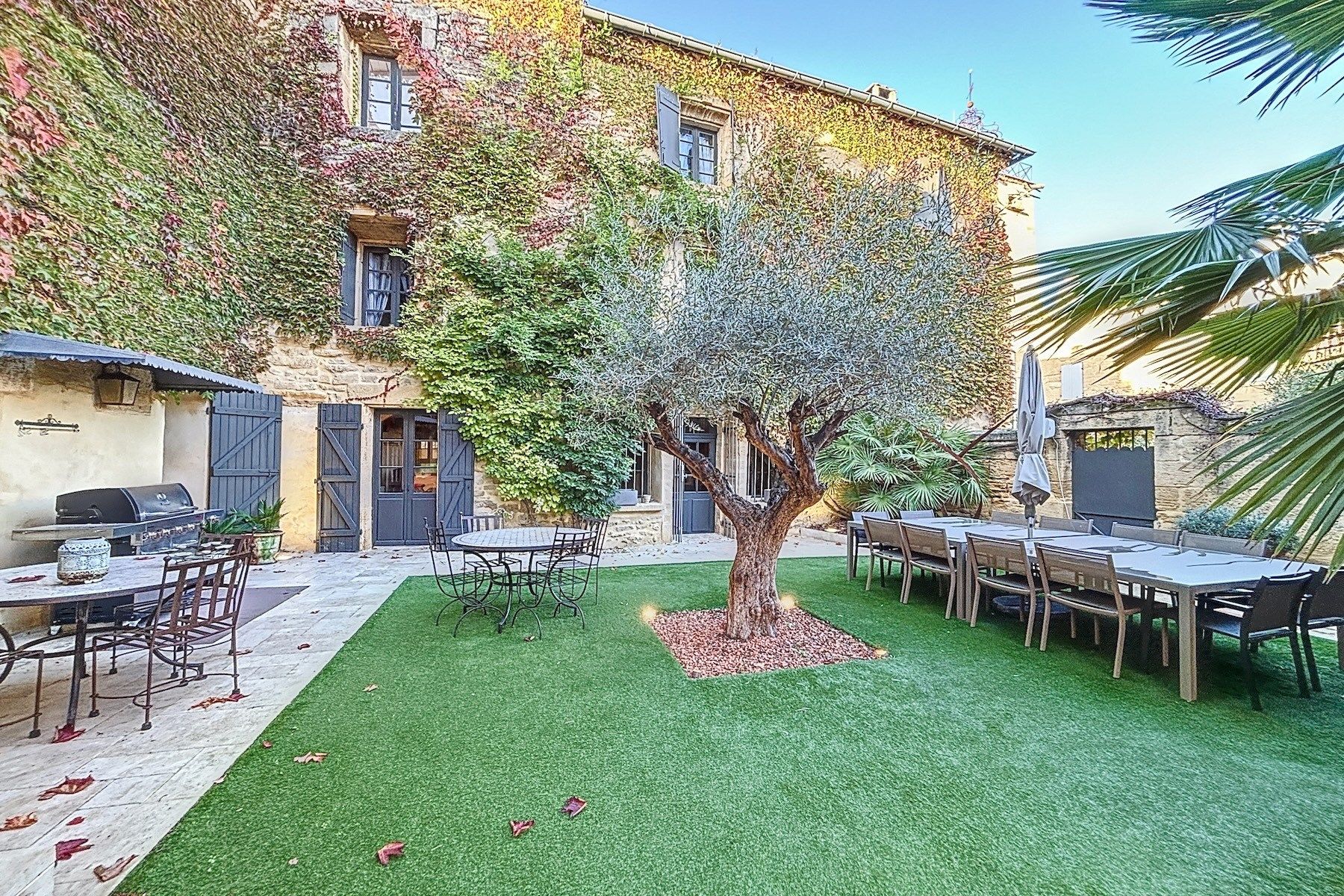 luxury house 9 Rooms for sale on UZES (30700)