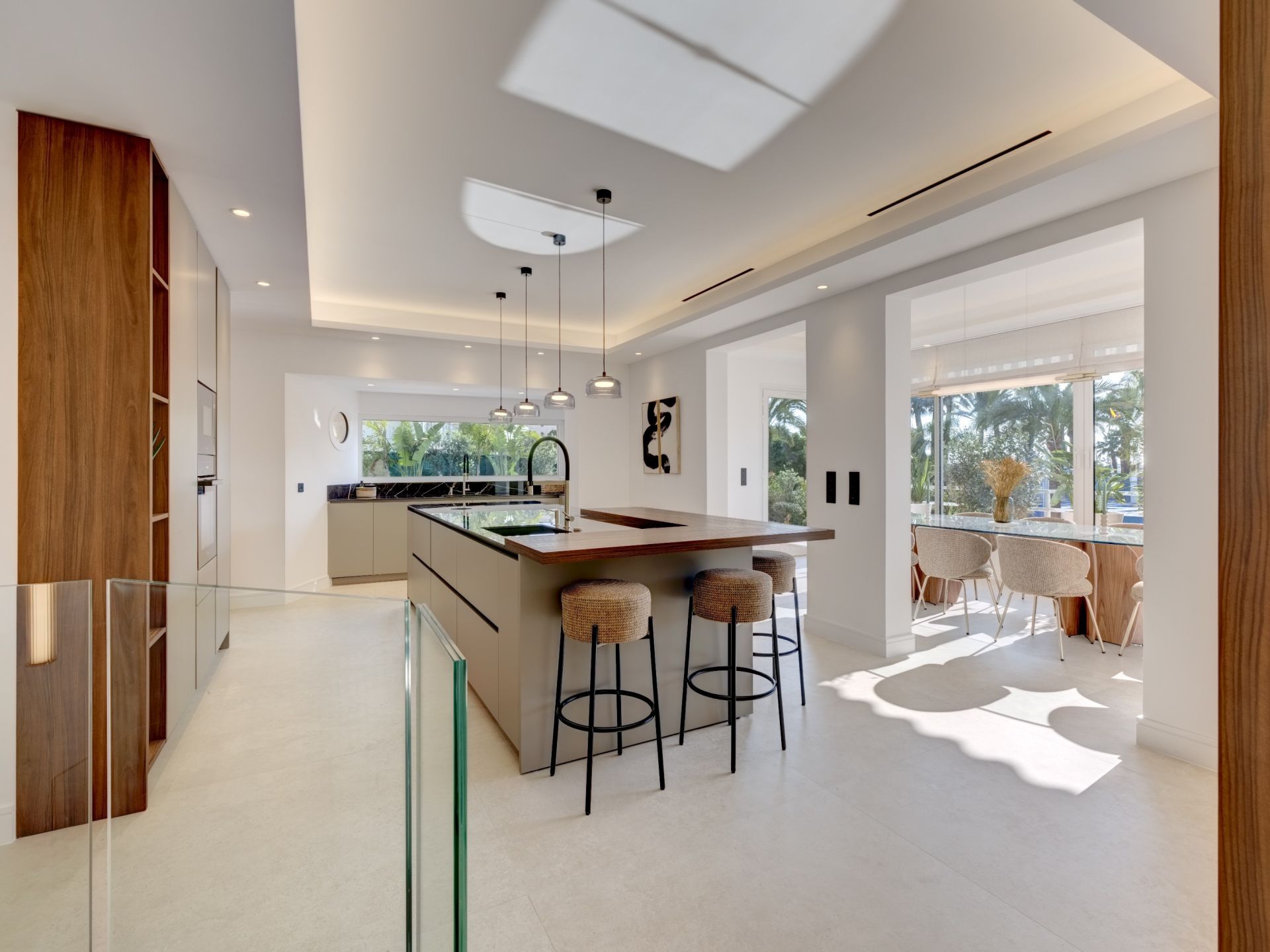 luxury apartment 7 Rooms for sale on CANNES (06400)