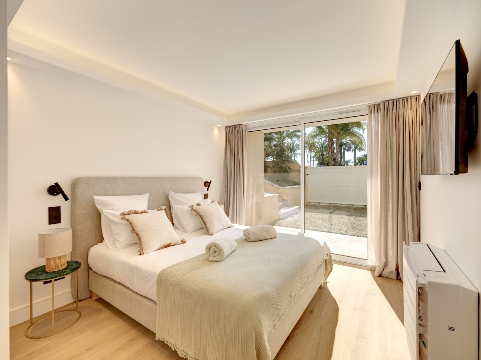 luxury apartment 7 Rooms for sale on CANNES (06400)
