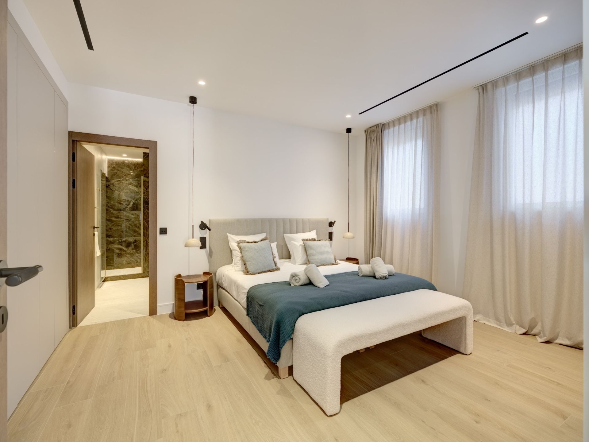 luxury apartment 7 Rooms for sale on CANNES (06400)