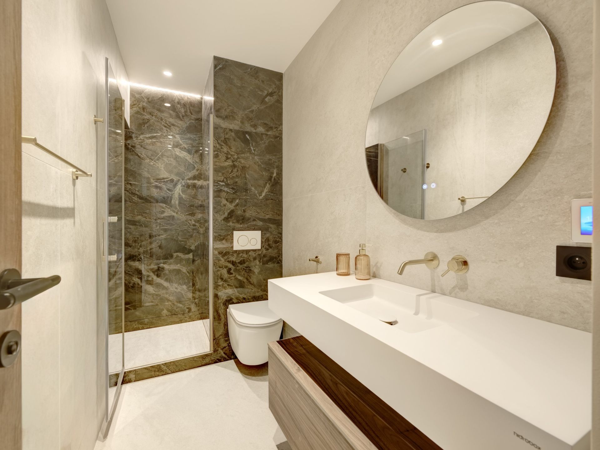 luxury apartment 7 Rooms for sale on CANNES (06400)