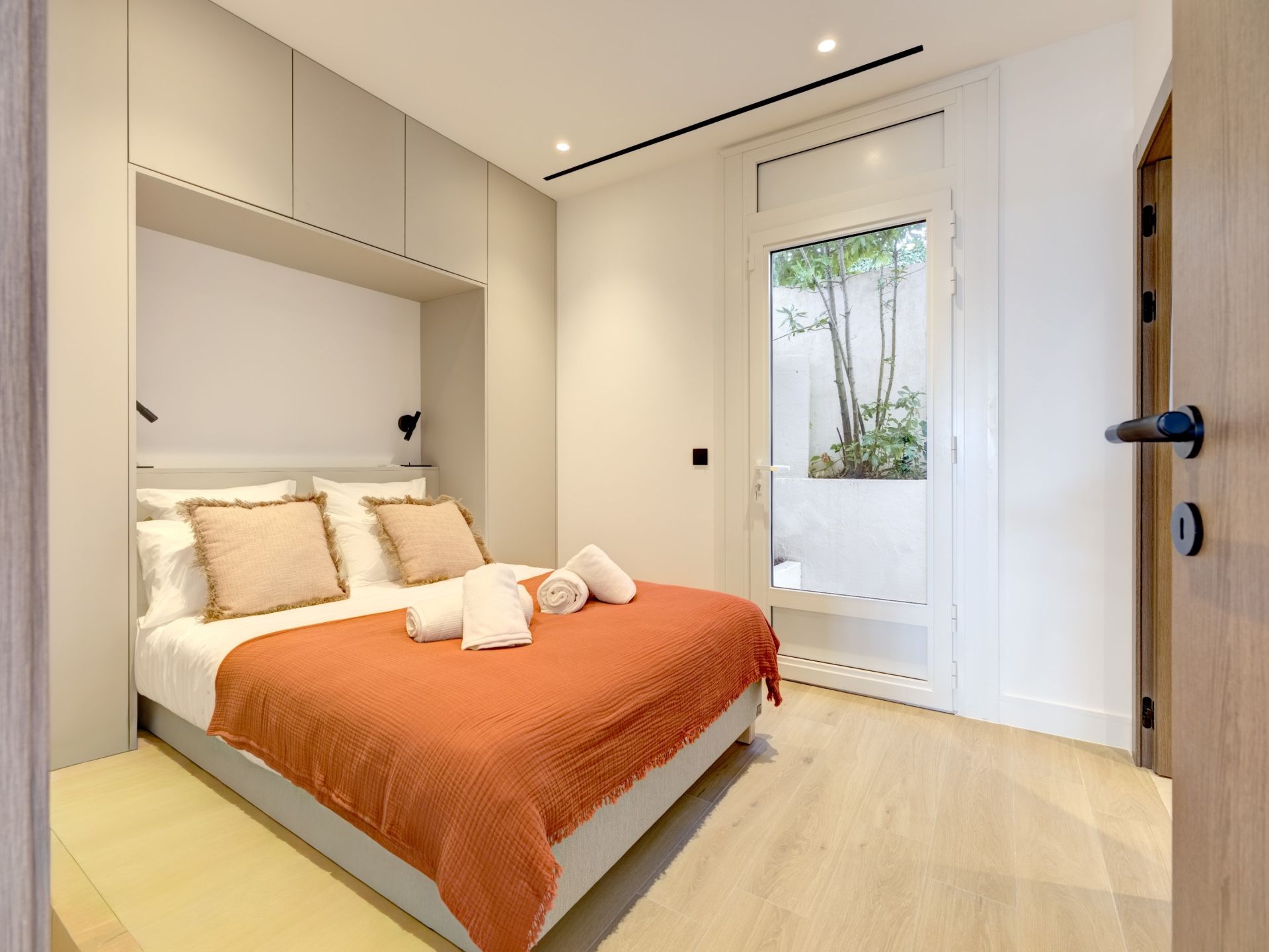 luxury apartment 7 Rooms for sale on CANNES (06400)