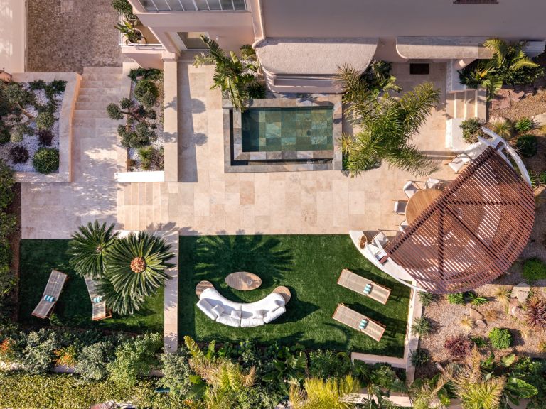 luxury apartment 7 Rooms for sale on CANNES (06400)