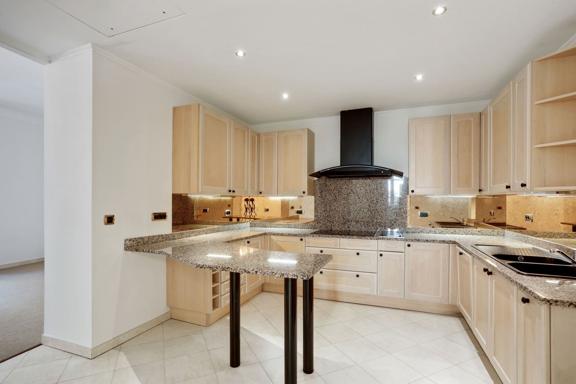 luxury apartment 5 Rooms for rent on MONACO (98000)