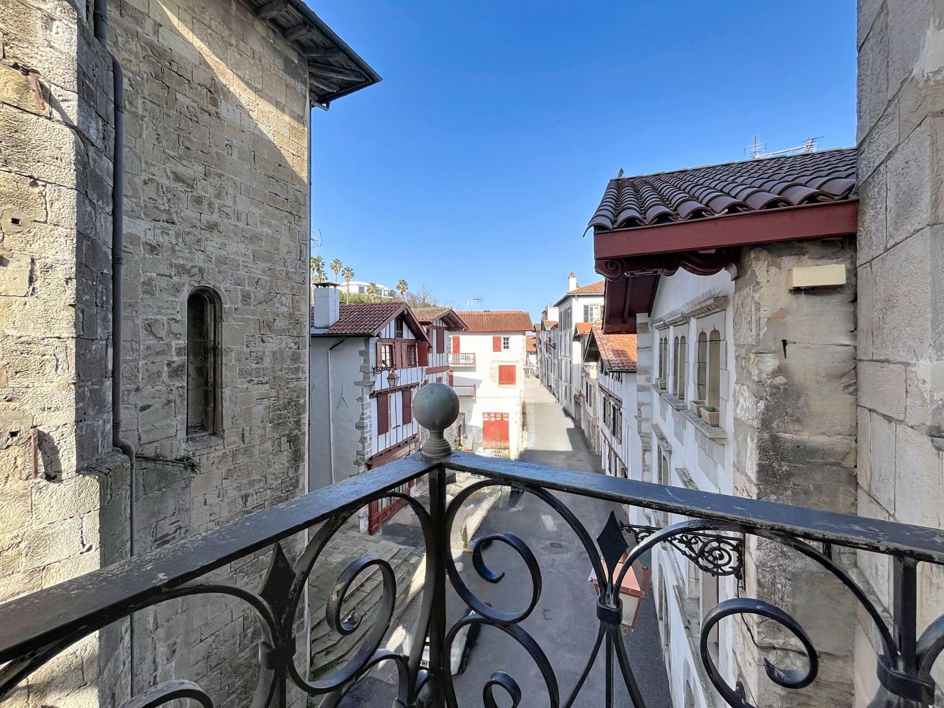 luxury apartment 5 Rooms for sale on CIBOURE (64500)