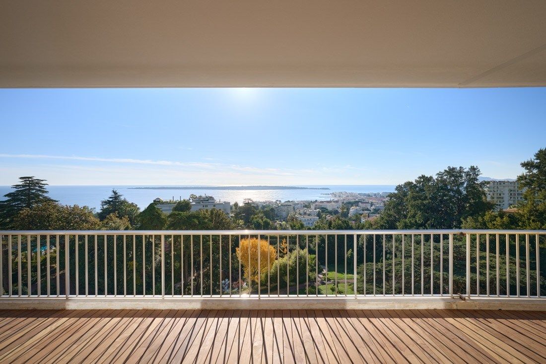 luxury apartment 5 Rooms for sale on CANNES (06400)