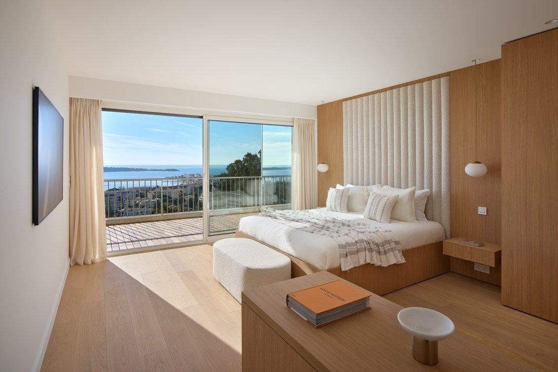 luxury apartment 5 Rooms for sale on CANNES (06400)