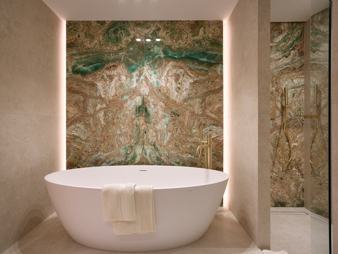 luxury apartment 5 Rooms for sale on CANNES (06400)